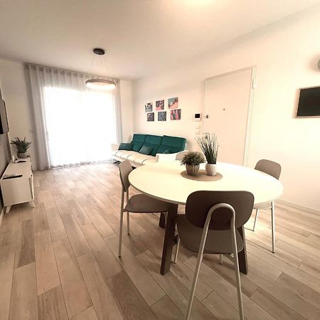 Sun Beach Residence Con Piscina - Piazza Brescia - Adria Holiday Jesolo - Family Apartments 外观 照片